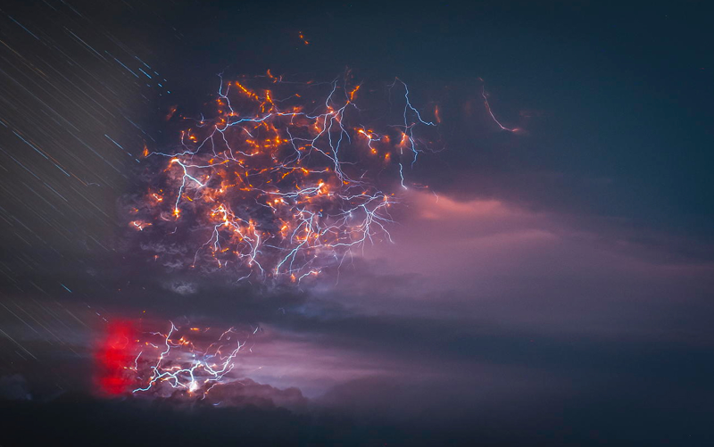 Illustration for article titled Las asombrosas fotos de una erupción volcánica con relámpagos en Chile